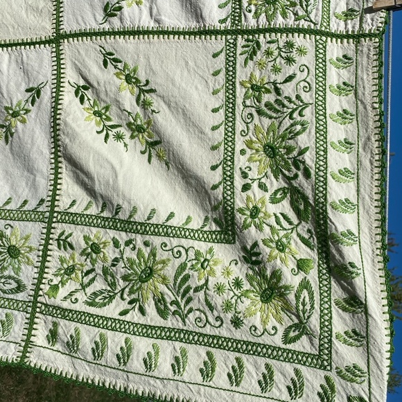 Exquisite Vtg Hand-Embroidered Linen Tablecloth - Picture 4 of 7